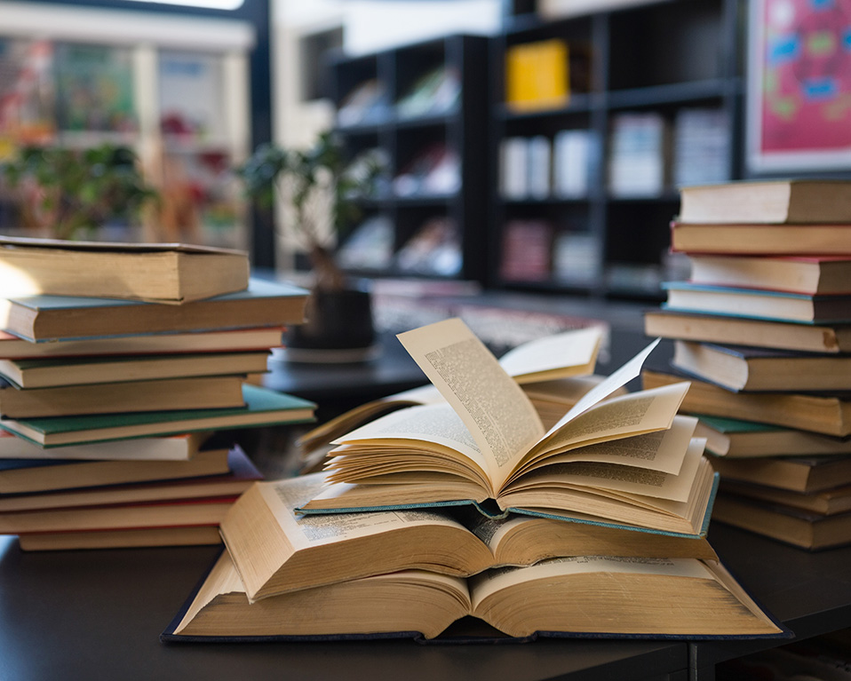 Libros sobre una mesa